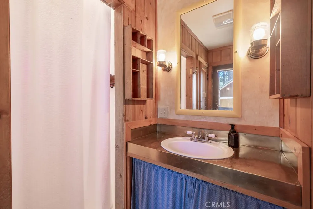 1122 Illini Fawnskin, CA 92333