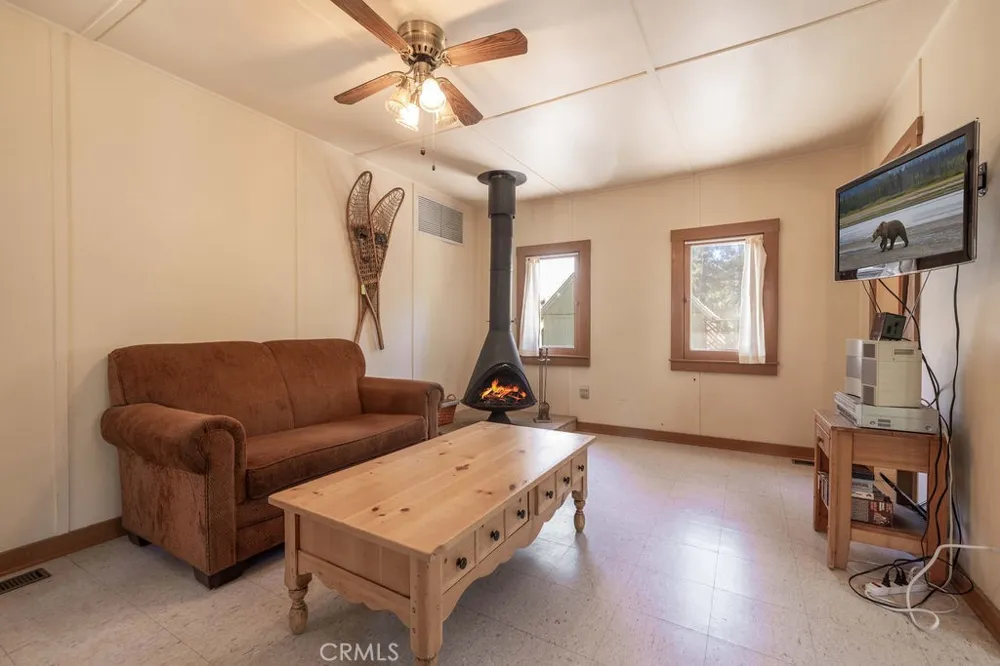 1122 Illini Fawnskin, CA 92333