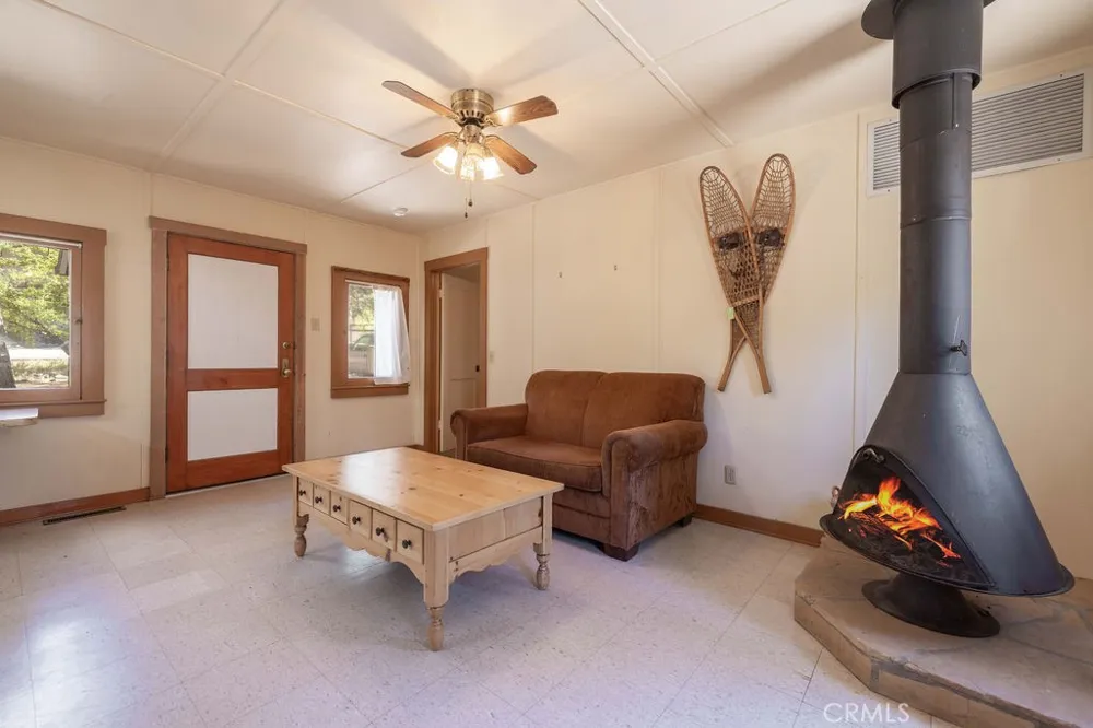 1122 Illini Fawnskin, CA 92333