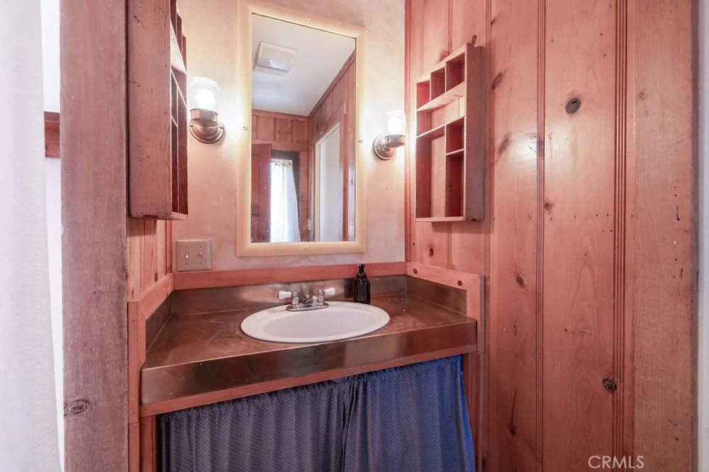 1122 Illini Fawnskin, CA 92333