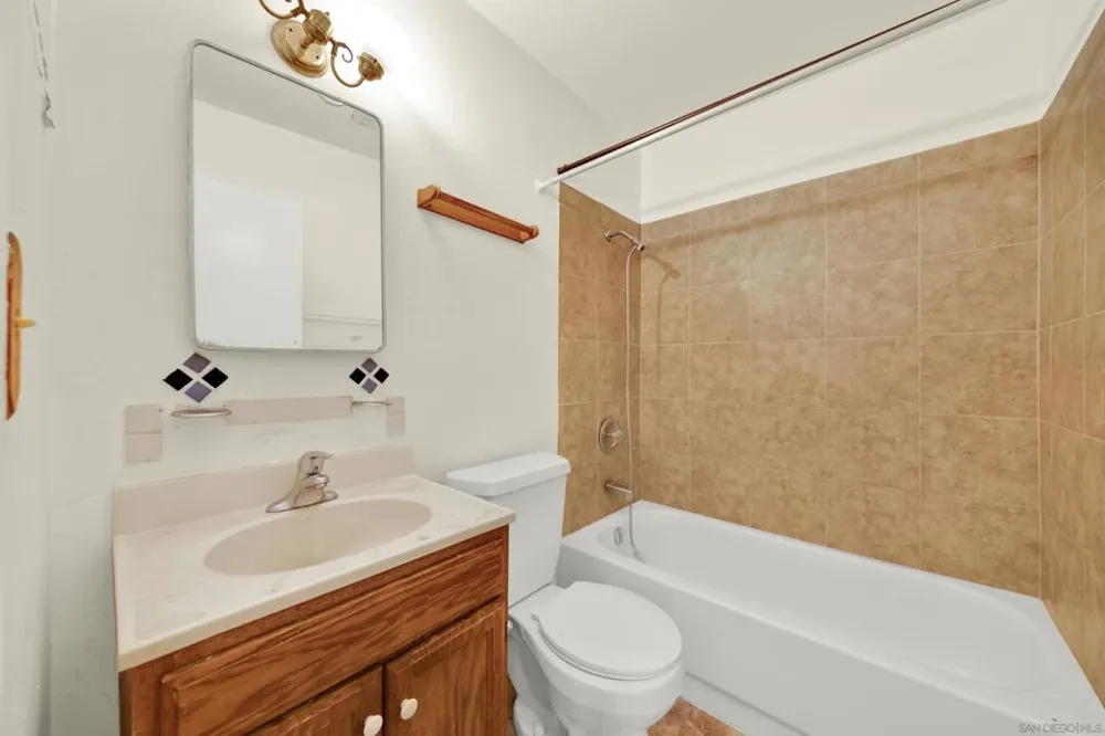 138 Old Oak San Diego, CA 92114