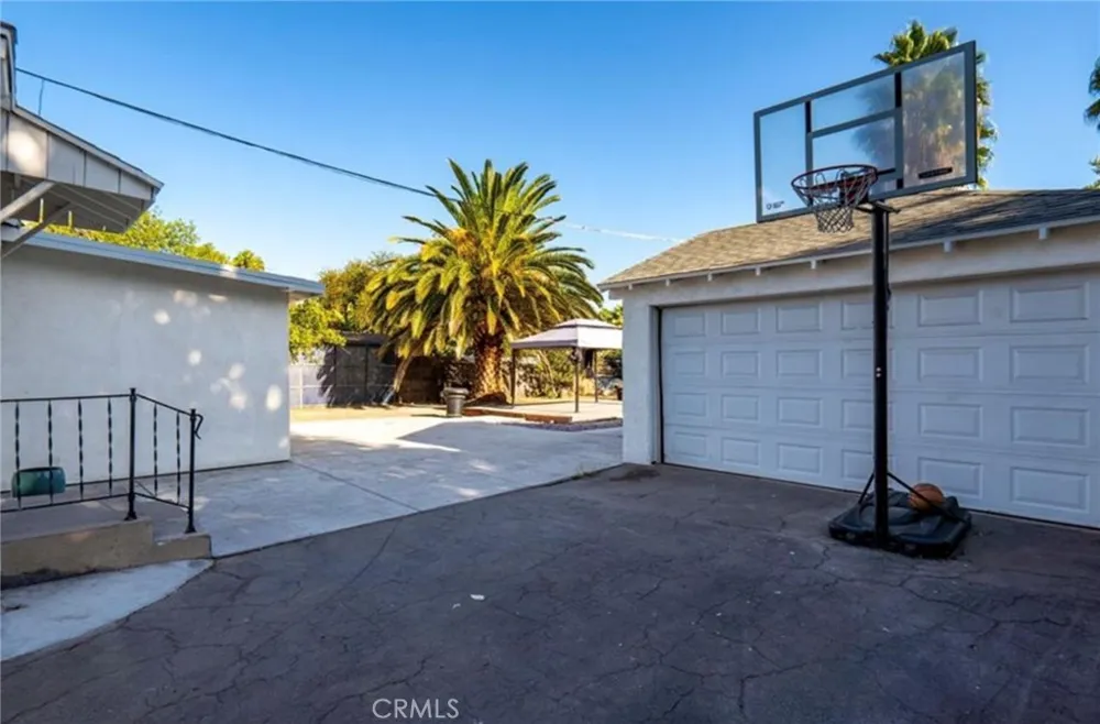 18942 Arminta Street Reseda, CA 91335