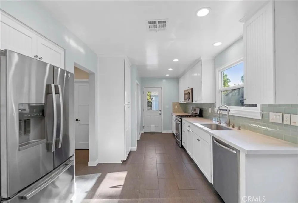 18942 Arminta Street Reseda, CA 91335