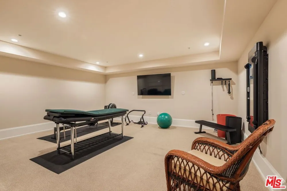 823 S Bundy Drive #111 Los Angeles, CA 90049