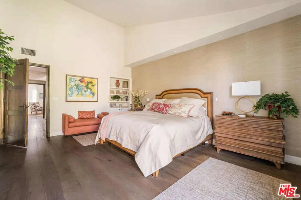 823 S Bundy Drive #111 Los Angeles, CA 90049