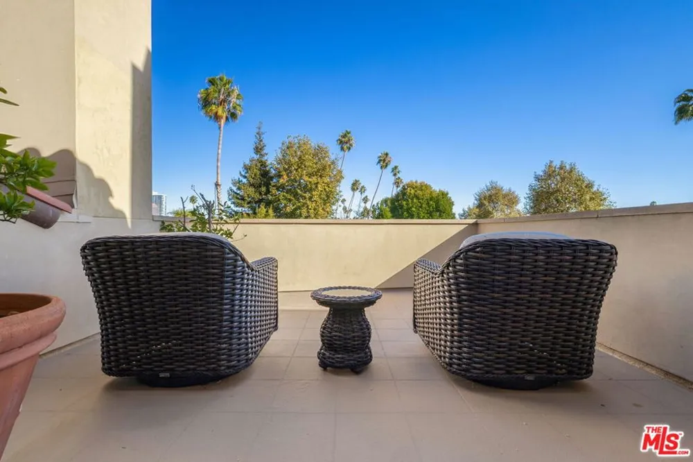823 S Bundy Drive #111 Los Angeles, CA 90049