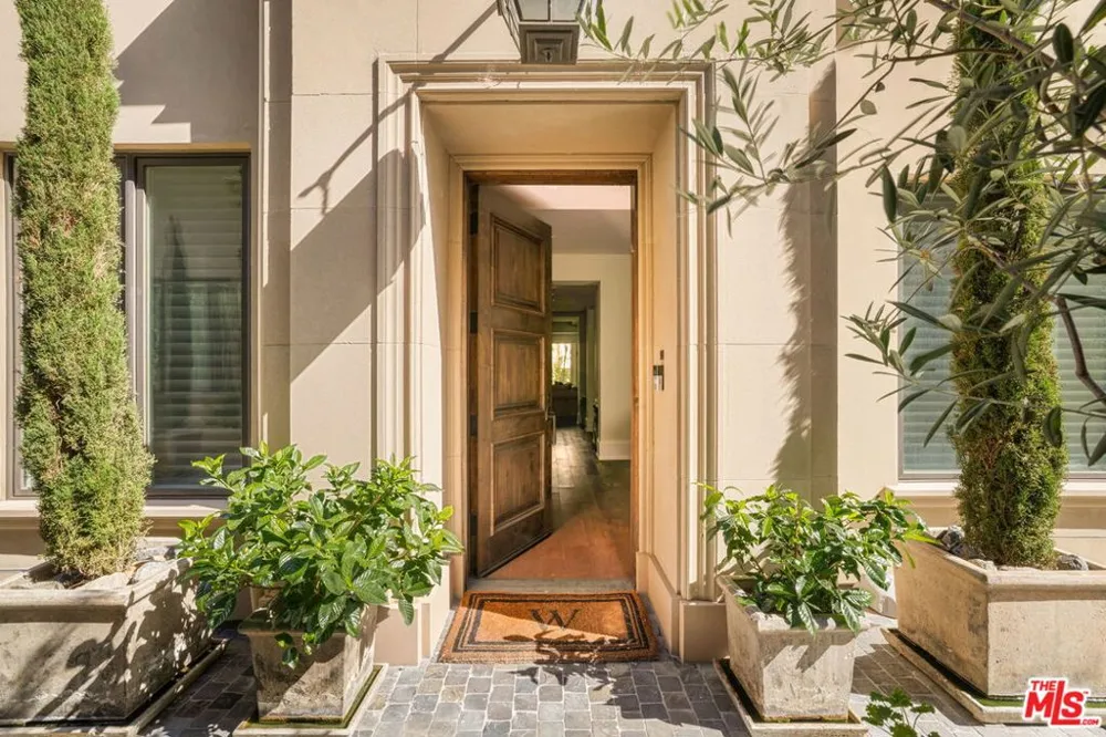 823 S Bundy Drive #111 Los Angeles, CA 90049