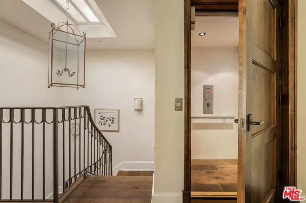 823 S Bundy Drive #111 Los Angeles, CA 90049