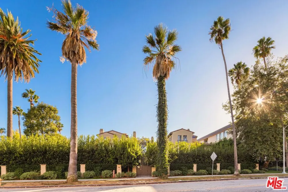 823 S Bundy Drive #111 Los Angeles, CA 90049