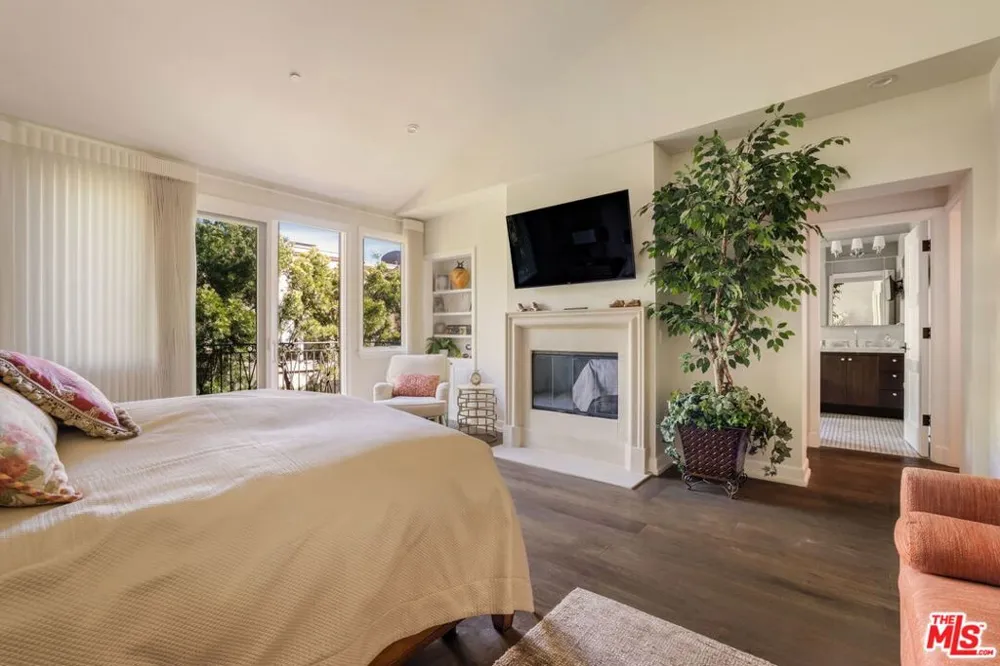823 S Bundy Drive #111 Los Angeles, CA 90049
