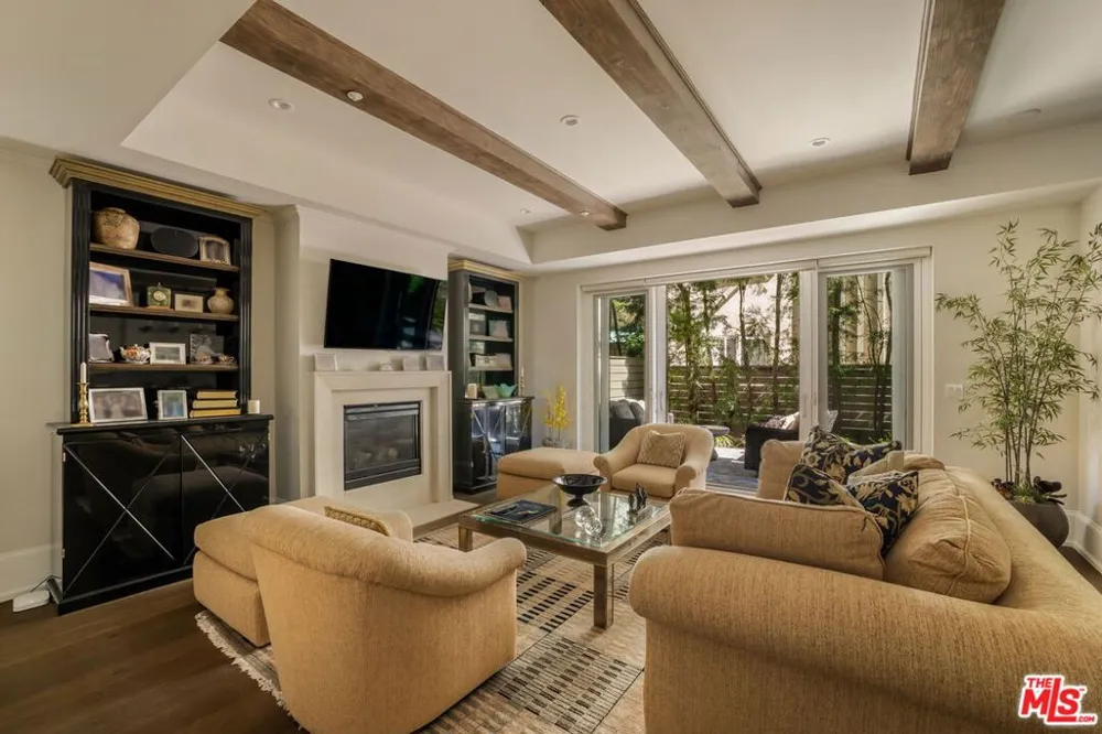 823 S Bundy Drive #111 Los Angeles, CA 90049