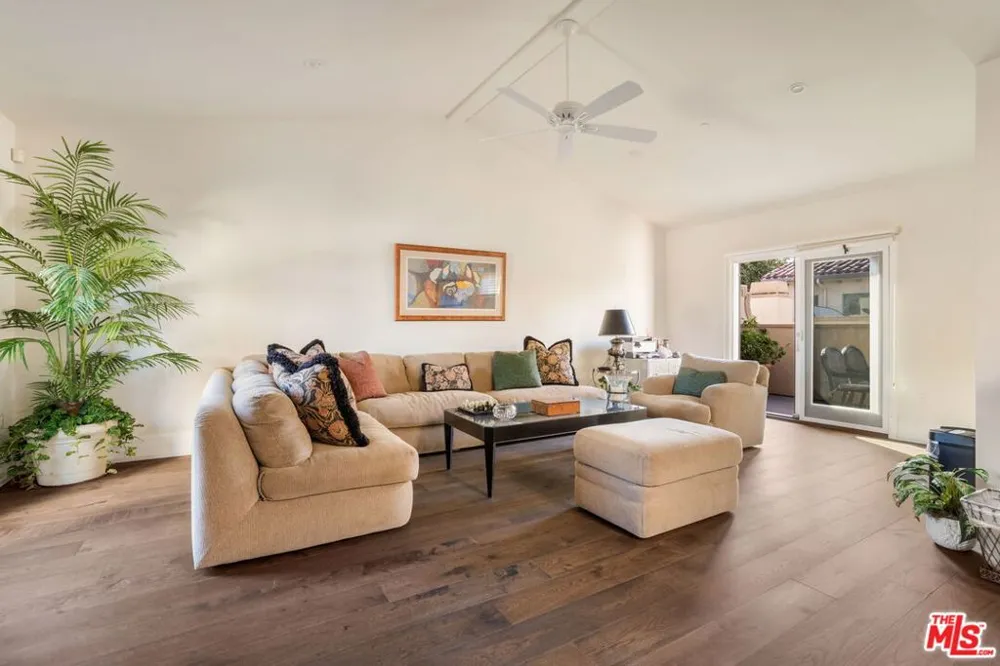 823 S Bundy Drive #111 Los Angeles, CA 90049