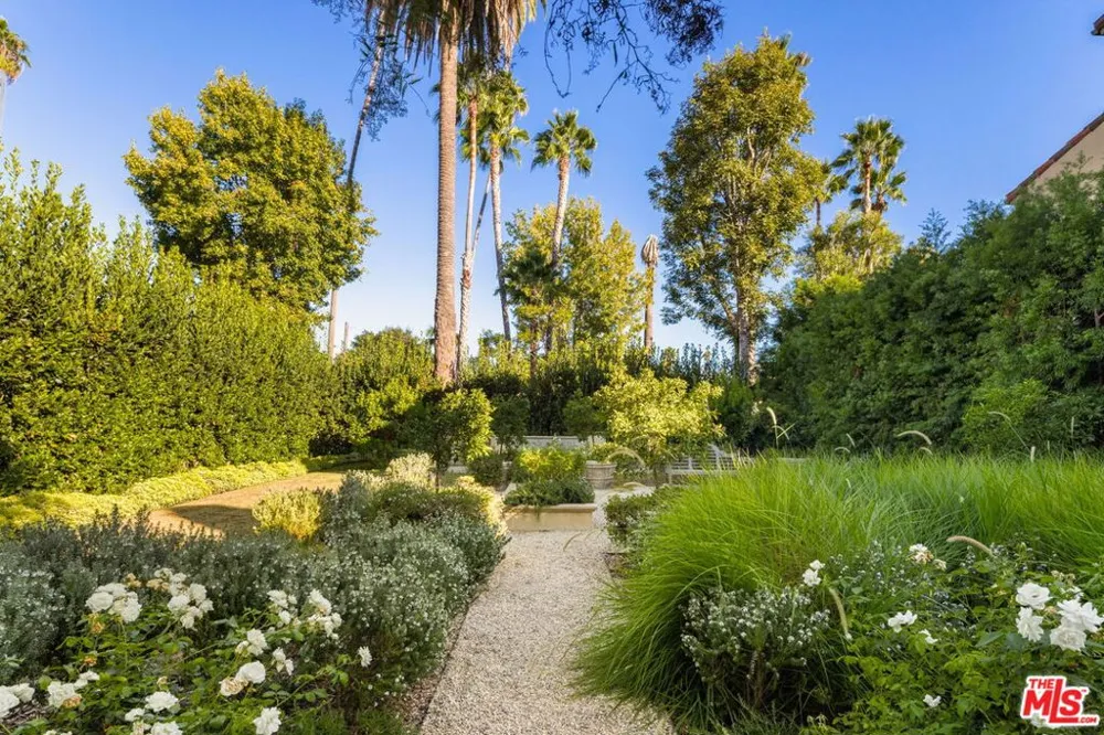 823 S Bundy Drive #111 Los Angeles, CA 90049
