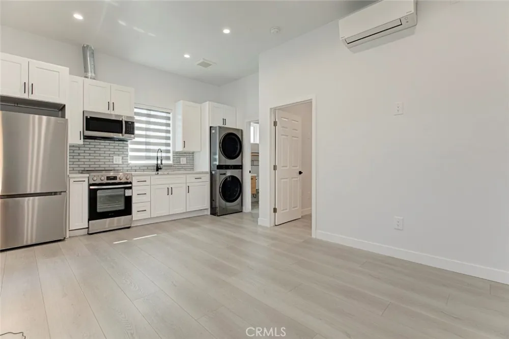 9823 Odessa North Hills, CA 91343