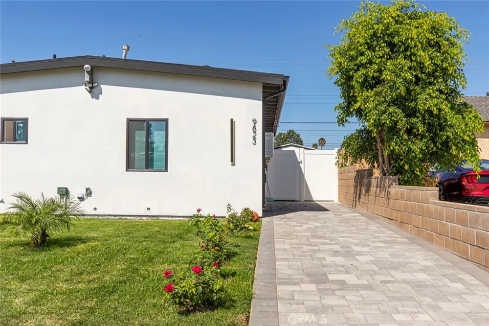 9823 Odessa North Hills, CA 91343