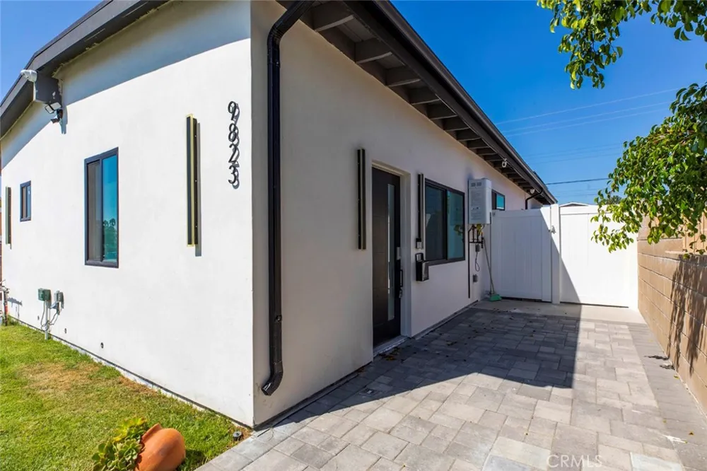 9823 Odessa North Hills, CA 91343