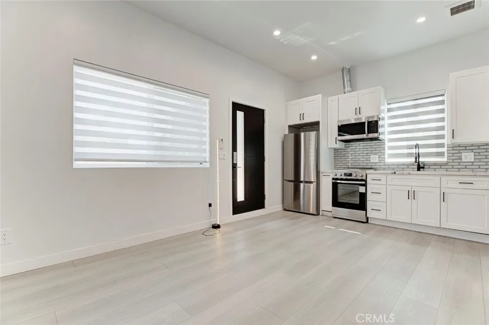 9823 Odessa North Hills, CA 91343