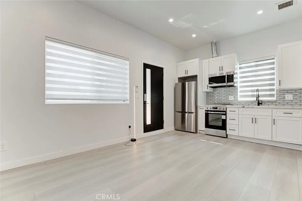 9823 Odessa North Hills, CA 91343