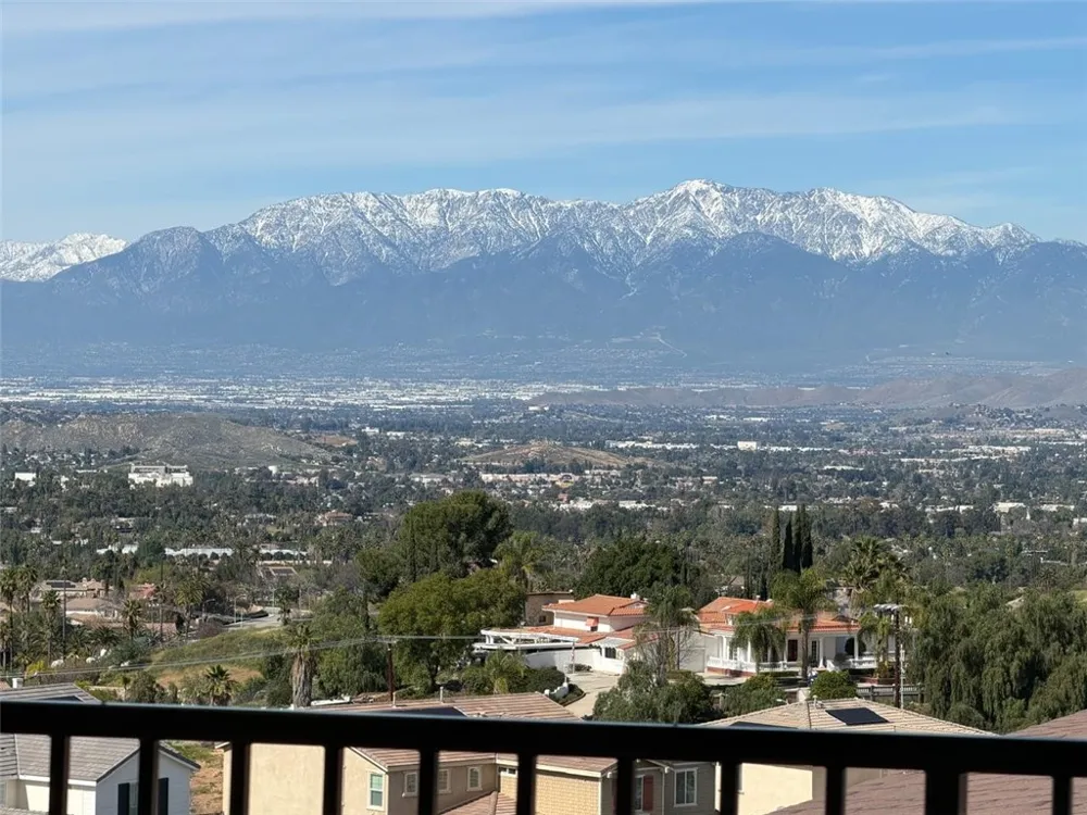 16765 La Bella Villa Riverside, CA 92503