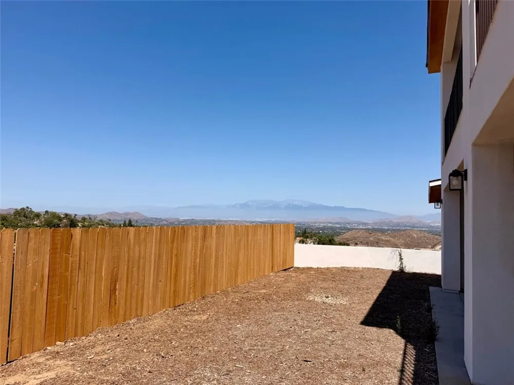 16765 La Bella Villa Riverside, CA 92503