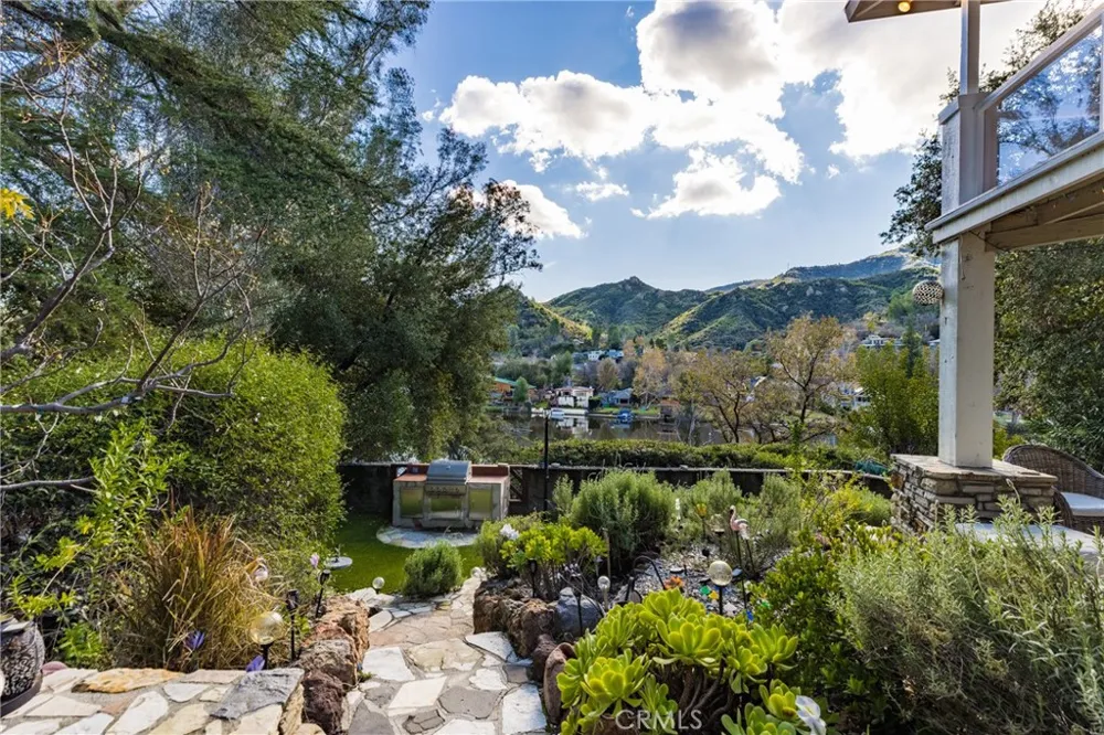 2305 Sugarloaf Agoura, CA 91301