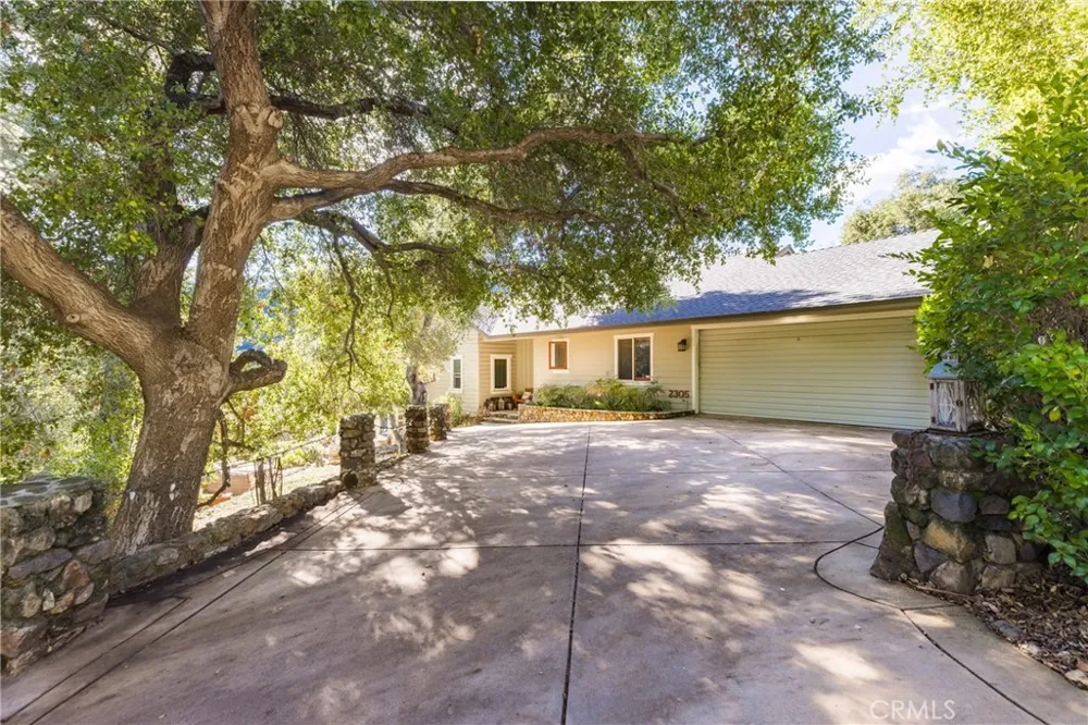 2305 Sugarloaf Agoura, CA 91301