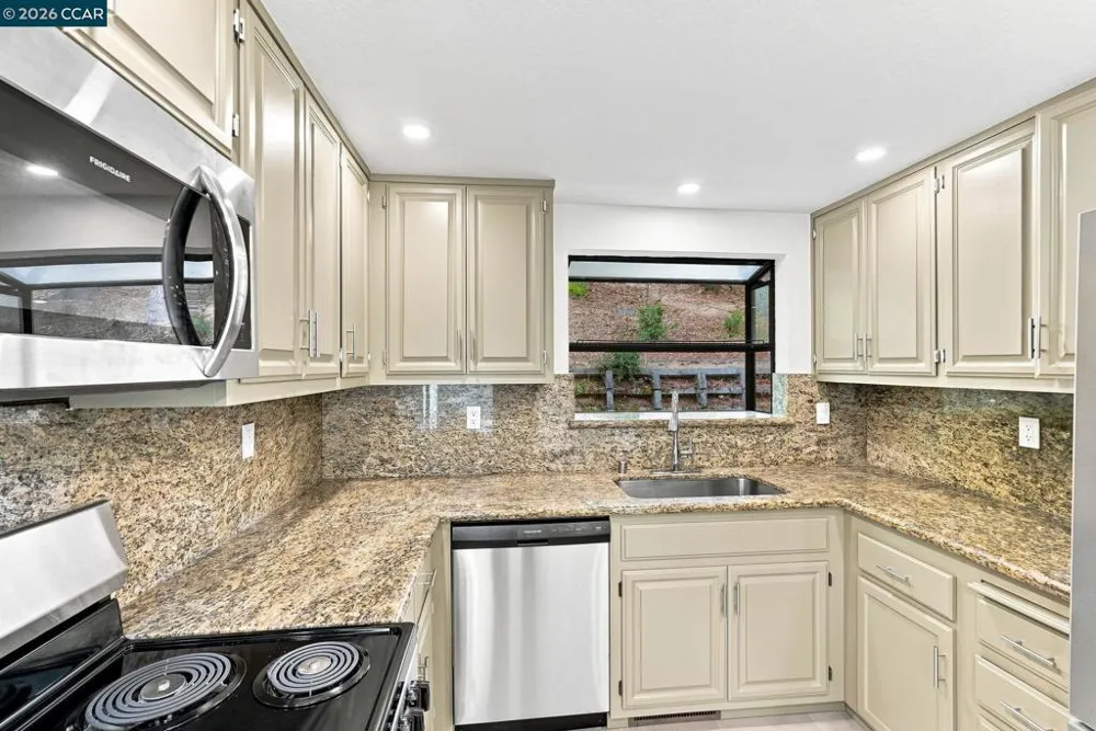 900 Augusta Dr Moraga, CA 94556