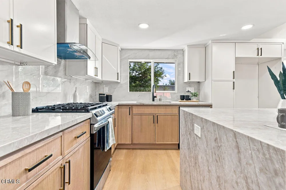 975 E Avenida De Los Arboles Thousand Oaks, CA 91360