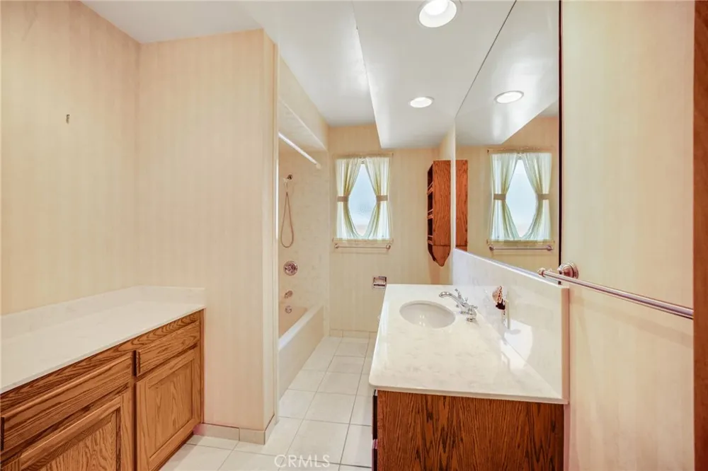 2070 S Eileen Drive Anaheim, CA 92802