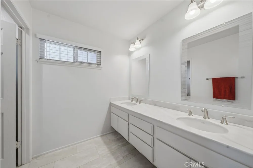 25211 Cinnamon Lake Forest, CA 92630