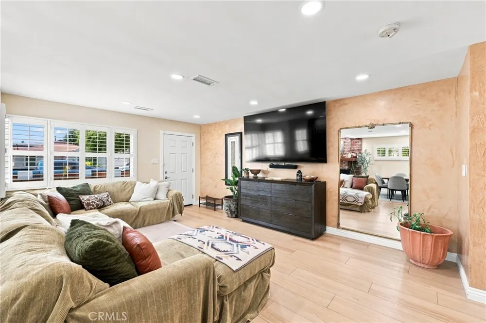 8317 Cheyenne Downey, CA 90242
