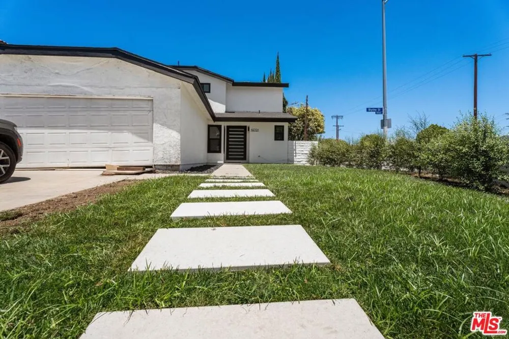 19701 Blythe Street Los Angeles, CA 91306