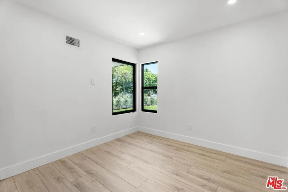 19701 Blythe Street Los Angeles, CA 91306