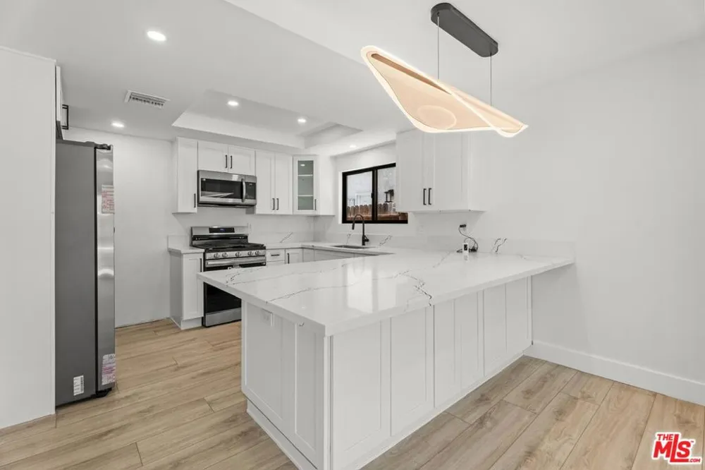 19701 Blythe Street Los Angeles, CA 91306