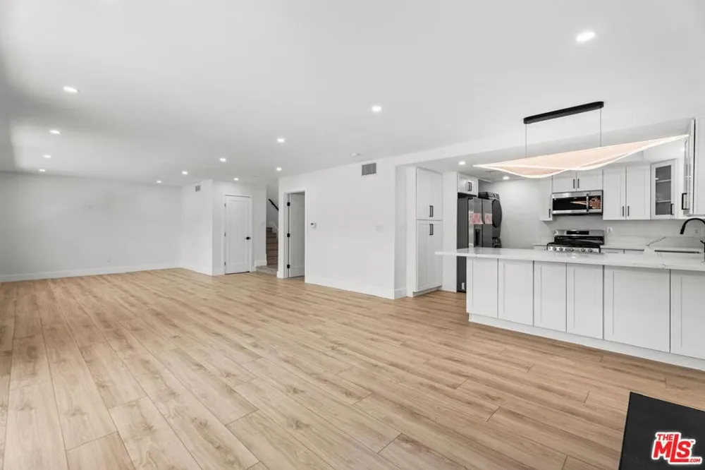 19701 Blythe Street Los Angeles, CA 91306