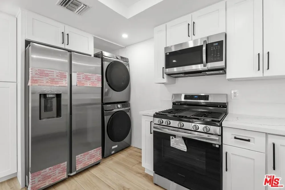 19701 Blythe Street Los Angeles, CA 91306