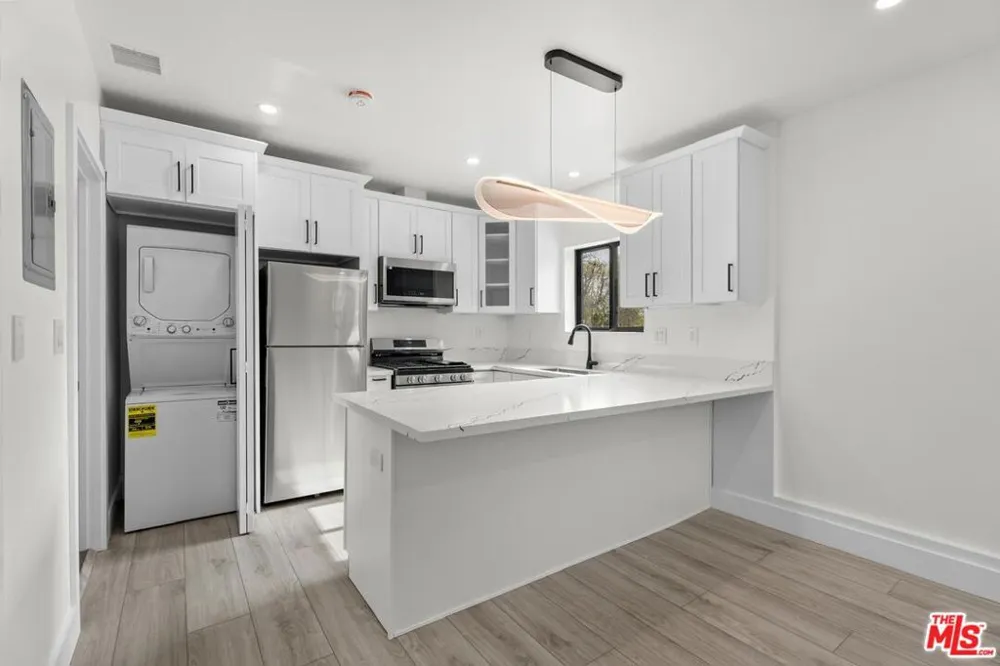 19701 Blythe Street Los Angeles, CA 91306