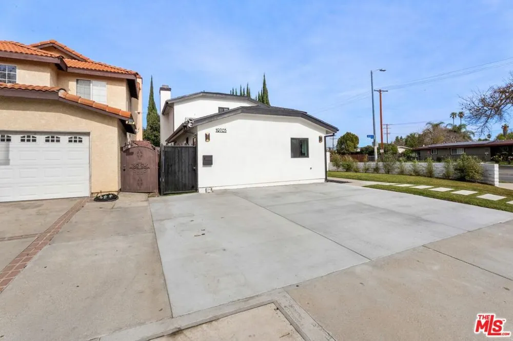 19701 Blythe Street Los Angeles, CA 91306