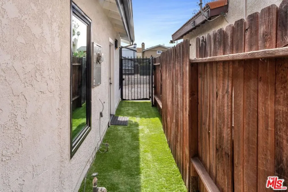 19701 Blythe Street Los Angeles, CA 91306