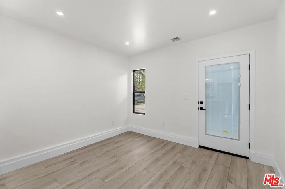 19701 Blythe Street Los Angeles, CA 91306