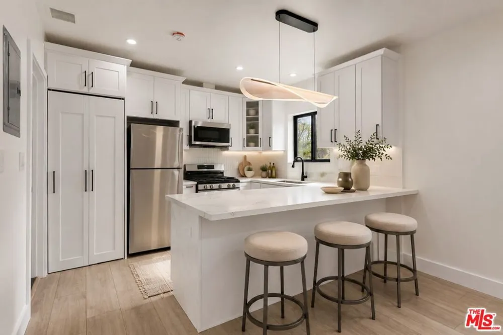 19701 Blythe Street Los Angeles, CA 91306