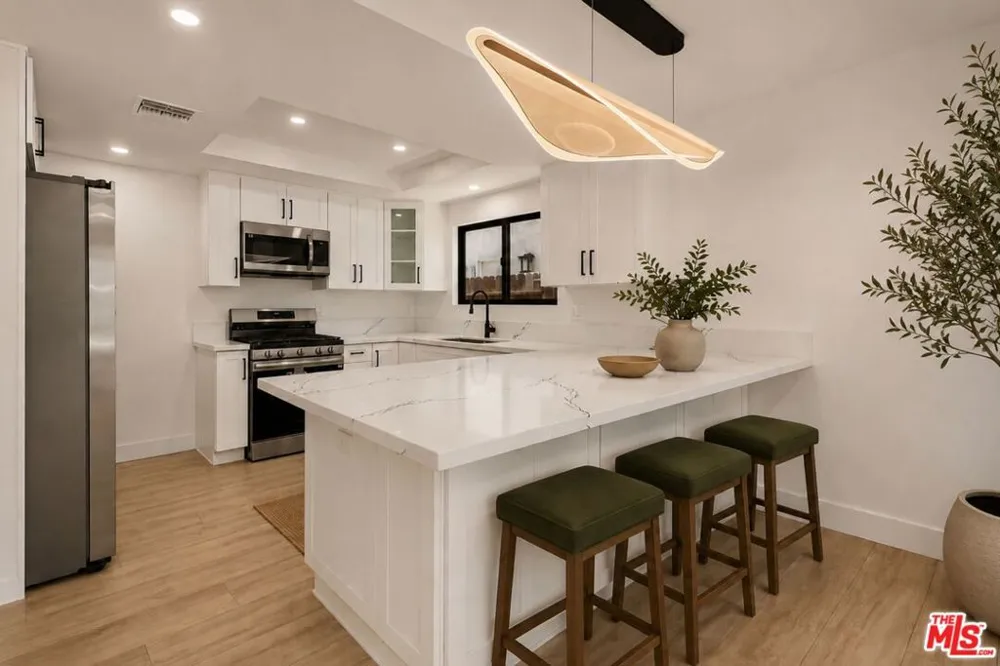 19701 Blythe Street Los Angeles, CA 91306
