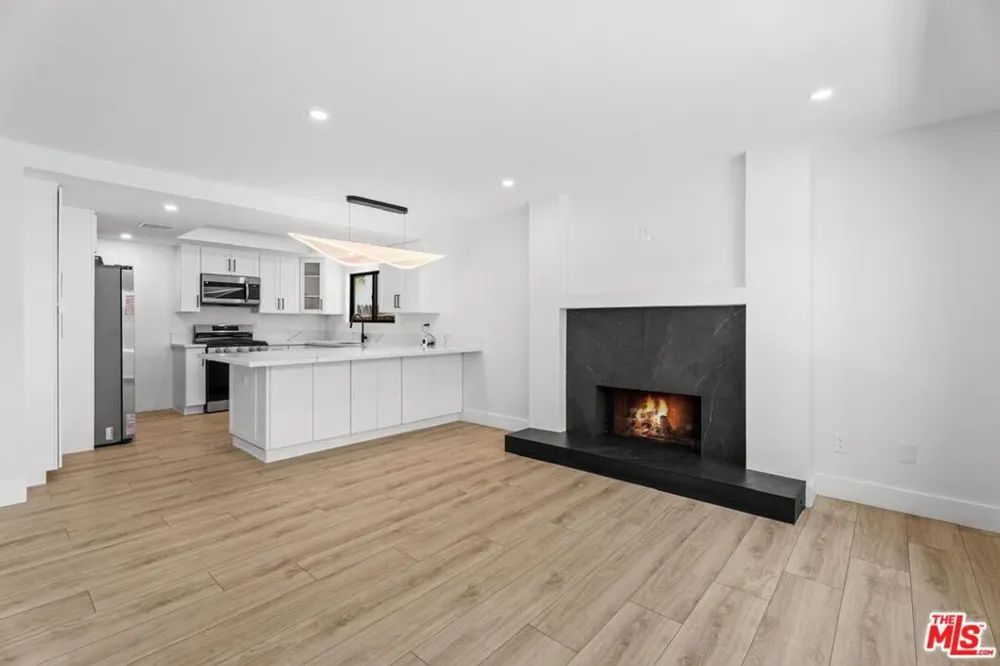 19701 Blythe Street Los Angeles, CA 91306