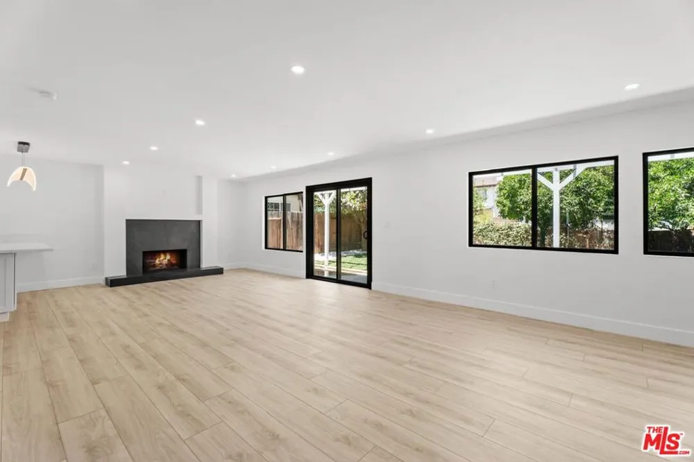 19701 Blythe Street Los Angeles, CA 91306