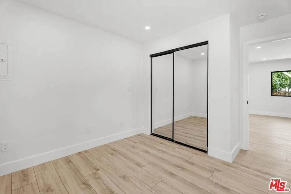 19701 Blythe Street Los Angeles, CA 91306