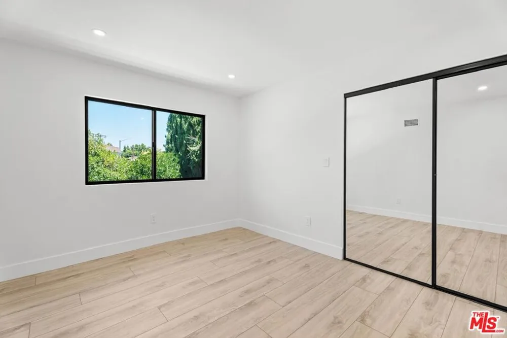 19701 Blythe Street Los Angeles, CA 91306