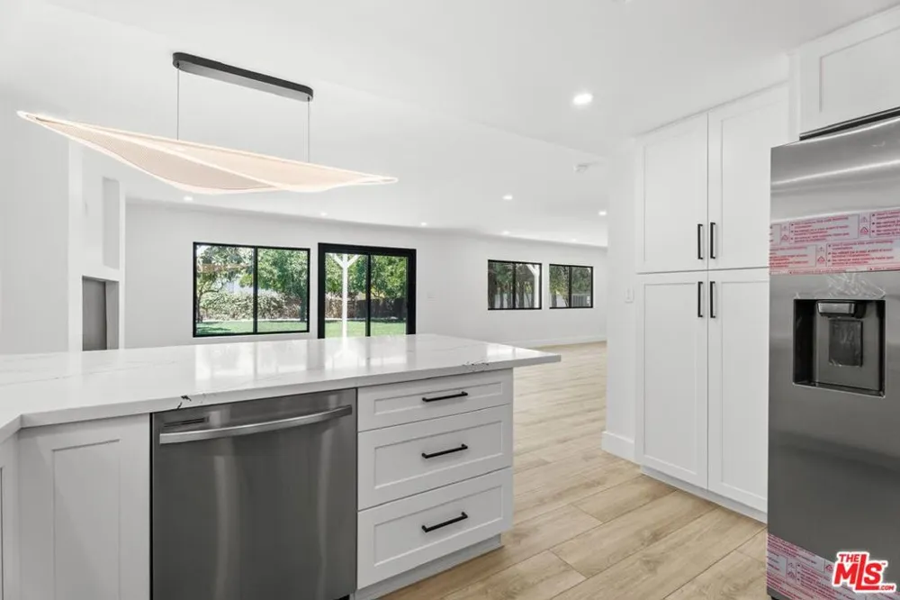 19701 Blythe Street Los Angeles, CA 91306