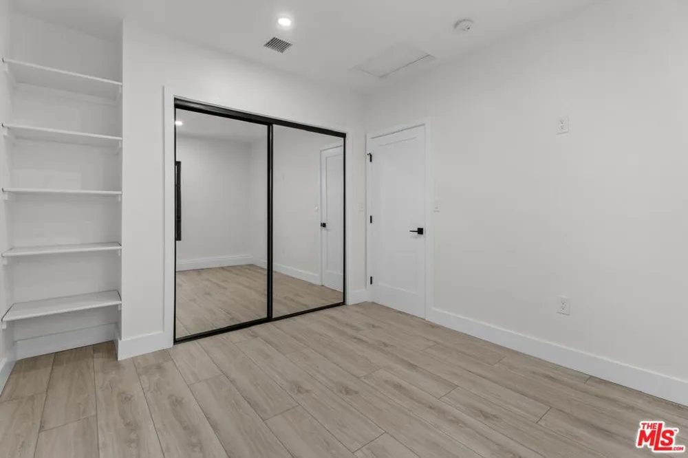 19701 Blythe Street Los Angeles, CA 91306