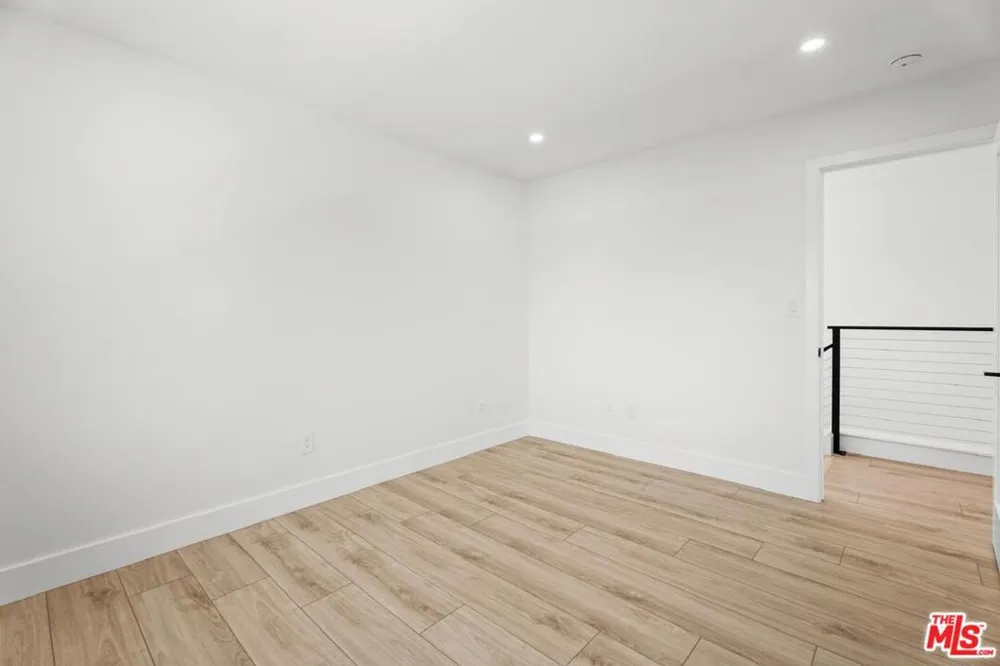 19701 Blythe Street Los Angeles, CA 91306