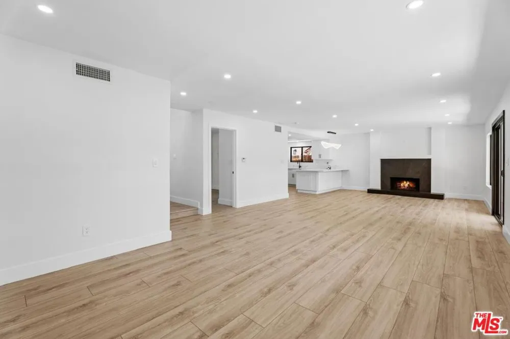 19701 Blythe Street Los Angeles, CA 91306